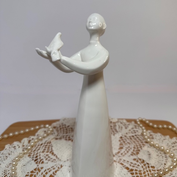 Royal Doulton Images “Peace” Porcelain Figurine | Dove | Vintage - Picture 3 of 6